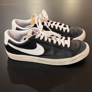 Nike Men's Black and White Classic Sneakers